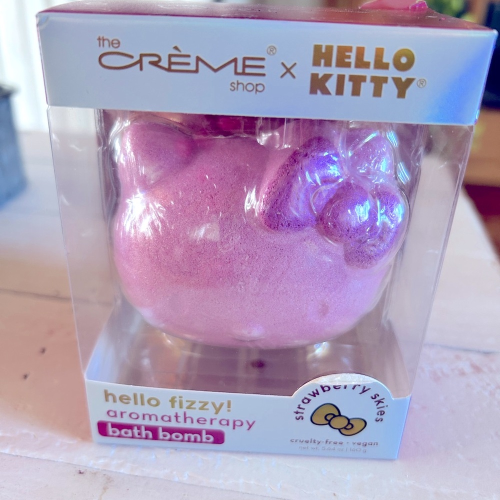 Crème Hello Kitty Large Pink Fizzy Aromatherapy Bath Bomb in Strawberry Skies